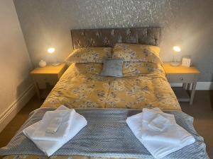 Giường trong phòng chung tại Rhydydefaid Bed and Breakfast, Guesthouse in Frongoch, Snowdonia
