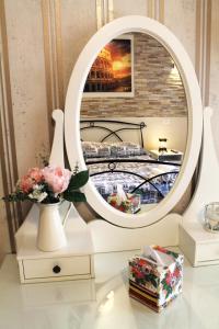 1 dormitorio con cama y espejo en una mesa en 50 Passi Colosseo Apartment, en Roma