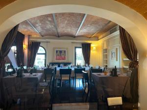 um restaurante com mesas e cadeiras num quarto em Molo73 em Empoli