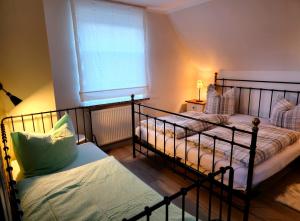 バート・シャンダウにあるFerienwohnung Geißlerのベッドルーム1室(二段ベッド2台、窓付)が備わります。
