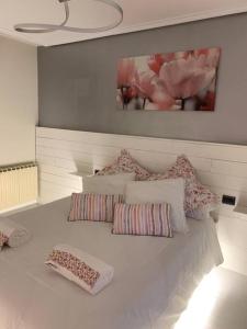 1 cama blanca grande con 4 almohadas en Alojamiento Rural Harria, en Yécora