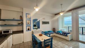 eine Küche und ein Wohnzimmer mit Meerblick in der Unterkunft Oltremare Marzamemi in Marzamemi