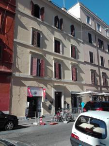 un edificio con un coche aparcado delante de él en 50 Passi Colosseo Apartment en Roma