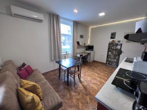 A seating area at Apartment Saborni