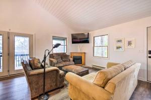 ein Wohnzimmer mit 2 Sofas und einem Kamin in der Unterkunft Walloon Lake Vacation Rental with Prime Location! in Boyne City