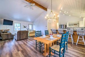 ein Esszimmer und ein Wohnzimmer mit einem Tisch und Stühlen in der Unterkunft Walloon Lake Vacation Rental with Prime Location! in Boyne City