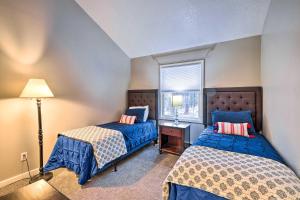 sypialnia z 2 łóżkami i oknem w obiekcie Walloon Lake Vacation Rental with Prime Location! w mieście Boyne City