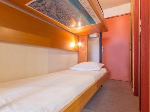 拉赫茲耶爾的住宿－Appartement La Rosière, 2 pièces, 5 personnes - FR-1-275-97，小型客房的一张床位,设有天花板