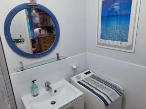 ein Bad mit einem Waschbecken und einem Spiegel in der Unterkunft Apartament Mały Monciak in Sopot