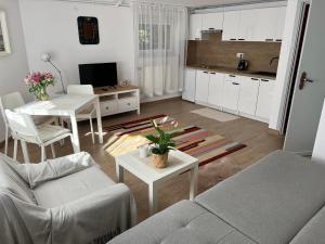 salon z kanapą i stołem w obiekcie Orłowo nadmorskie w mieście Gdynia