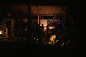 um grupo de pessoas num quarto à noite em MaMMa Jungla em Ayampe
