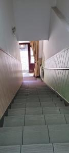 una escalera vacía en un edificio con ventana en pokoje gościnne Grażyna, en Cieszyn