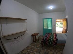 um quarto com uma cama e uma mesa num quarto em MaMMa Jungla em Ayampe