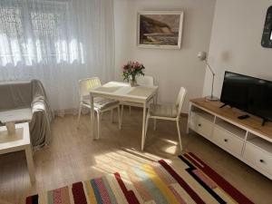 salon ze stołem i telewizorem w obiekcie Orłowo nadmorskie w mieście Gdynia