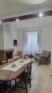 ein Wohnzimmer mit einem Tisch und einem Sofa in der Unterkunft Casa TRICAGLIO in Barisciano