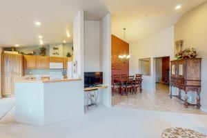 a kitchen and living room with a dining room at Lorees Riverview in Florence