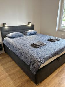 Una cama en un dormitorio con dos toallas. en Park Maksimir Apartments en Zagreb