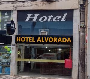 um sinal de hotel albuquerque na frente de uma loja em ALVORADA PALACE HOTEL em Bauru
