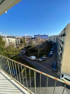 d'un balcon offrant une vue sur une rue de la ville. dans l'établissement Un T3 chaleureux à proximité du Dôme et du métro, à Marseille