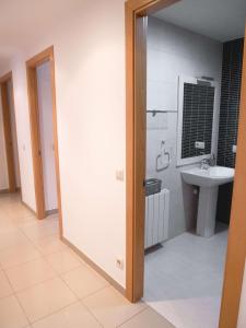 een badkamer met een wastafel, een toilet en een spiegel bij Mestre Tornabell 11 in Bas