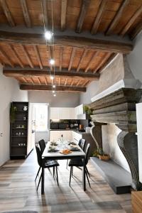 una cucina e una sala da pranzo con tavolo e sedie di L'Antico Camino - Alloggio Turistico ad Acquapendente