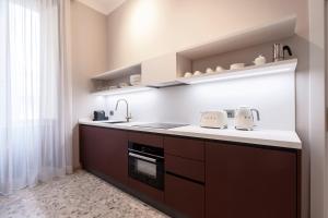 cocina con fregadero y encimera en Be Mate Castel Sant'Angelo, en Roma