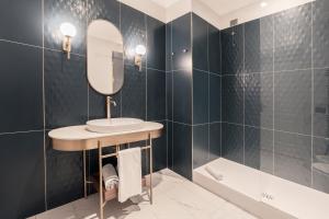 y baño con lavabo, espejo y bañera. en Be Mate Castel Sant'Angelo, en Roma
