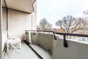 ケルンにあるWork and Stay Koeln Ostheimの白い椅子、景色を望むバルコニー