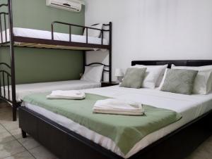 2 Betten in einem Zimmer mit 2 Etagenbetten in der Unterkunft Studios Dimitraki in Skala Rachoniou