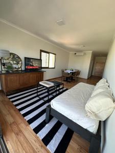 1 dormitorio con 1 cama y TV de pantalla plana en Departamento INCREIBLE!!!! en Corrientes