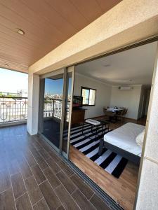 Habitación con cama y balcón con mesa. en Departamento INCREIBLE!!!! en Corrientes