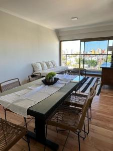 a living room with a table with chairs and a couch at Departamento INCREIBLE!!!! in Corrientes