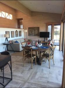 a living room with a table and chairs at Casa en la playa entre Pichidangui y Los Vilos in Los Vilos