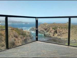 a view of the ocean from a boardwalk at Casa en la playa entre Pichidangui y Los Vilos in Los Vilos
