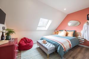 um quarto no sótão com uma cama e uma janela em Le Sommelier em Bailleul