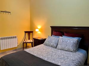 een slaapkamer met een bed, een tafel en een stoel bij Apartamento Suite Alameda de Hercules in Sevilla