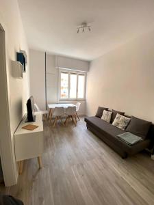 a living room with a couch and a table at Loano: Centro e Mare a portata di mano in Loano