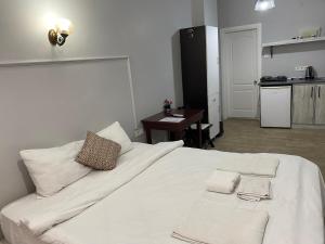 A bed or beds in a room at Mara Suite Taxim
