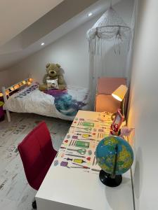 un dormitorio con un osito de peluche sentado en una cama en Apartman Rakovac, en Karlovac
