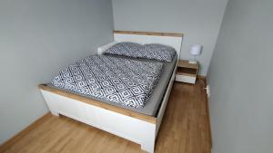 een klein bed in een kleine kamer met: bij Cztery kąty in Bielsko-Biala