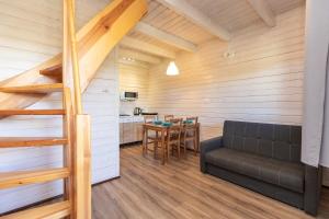 ein Wohnzimmer mit einer Treppe in einem Haus in der Unterkunft MarkoweDomki,pl in Jantar