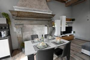 una sala da pranzo con tavolo e sedie e una cucina di L'Antico Camino - Alloggio Turistico ad Acquapendente