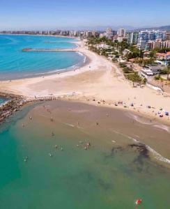 - une vue aérienne sur une plage avec des personnes dans l'eau dans l'établissement Bonito apartamento en la playa, à Benicàssim
