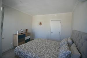 - une chambre avec un lit et une commode dans l'établissement Downtown Dreams, à Faro