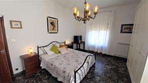 Postel nebo postele na pokoji v ubytování OPERA21 TUSCANY SINGLE HOUSE LUCIGNANO
