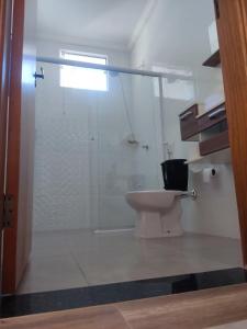 ein Bad mit einer Glasdusche und einem WC in der Unterkunft Casa Lazer com piscina in Brotas