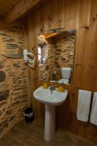 a bathroom with a sink and a mirror at Xisto Sentido in Martim Branco