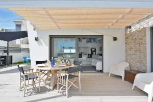 Posedenie v ubytovaní Hillside Luxury Villas by NRAS