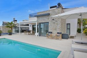 Bazén v ubytovaní Hillside Luxury Villas by NRAS alebo v jeho blízkosti