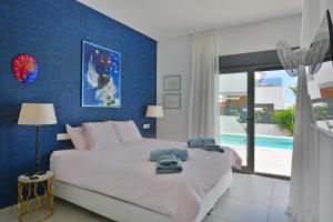 Posteľ alebo postele v izbe v ubytovaní Hillside Luxury Villas by NRAS